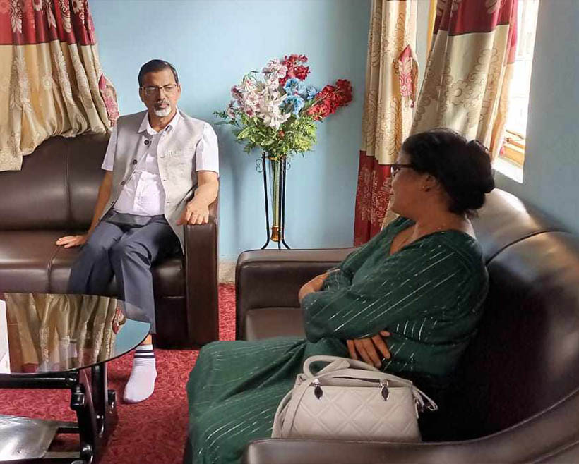 Meating with former finance minister for martyrs rights